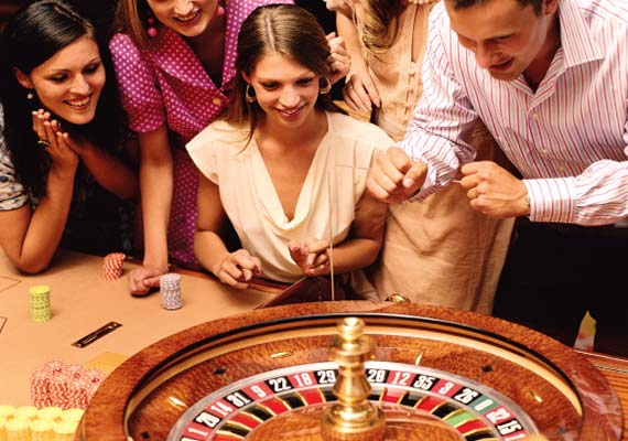 What are the advantages of playing casino games on the Internet?